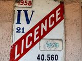 un panneau rouge et blanc sur le côté d'un bâtiment