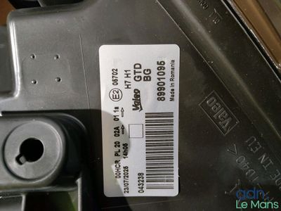 une étiquette apposée à l'arrière du moteur d'une voiture