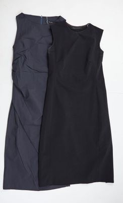 une robe noire et une robe grise sur fond blanc