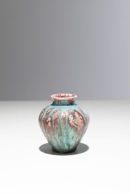 un petit vase posé sur une table