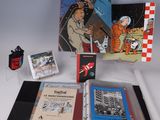 une collection de livres et d'autres objets posés sur une table