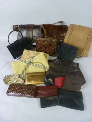 de nombreux sacs à main posés sur une surface blanche