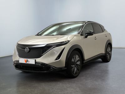Le SUV concept Nissan C-HR est garé dans un showroom