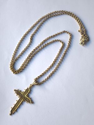 collier avec une croix de couleur or et une chaîne à maillons ronds de couleur or