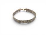 gros plan d'un bracelet sur une surface blanche