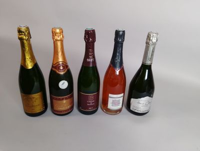plusieurs bouteilles de vin sont alignées sur une table
