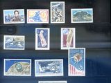 de nombreux timbres exposés dans une vitrine