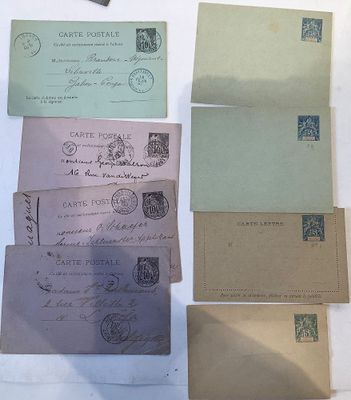 de nombreuses vieilles enveloppes posées sur une table blanche, sur lesquelles sont collés des timbres