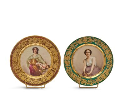 VIENNE Deux assiettes en porcelaine peinte polychrome représ…