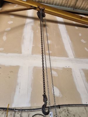 une photo d'une grue suspendue au plafond d'un immeuble