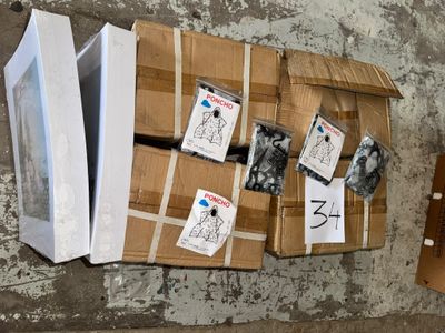 une boîte sur laquelle sont posés plusieurs objets