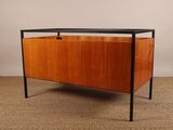 une photo d'une table basse en bois et en métal avec un plateau noir