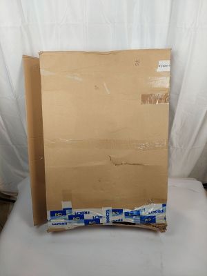 une boîte en carton posée sur une chaise blanche