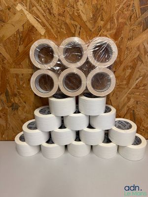 plusieurs rouleaux de papier hygiénique empilés les uns sur les autres