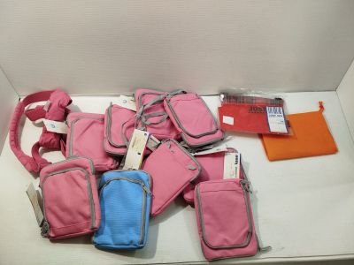beaucoup de sacs roses et bleus posés sur une table