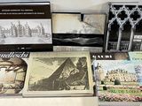 plusieurs livres sont posés sur une table recouverte d'une nappe blanche