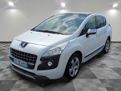 la petite voiture blanche est garée dans la pièce au sol en damier