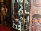 une vitrine contenant la statue d'une femme