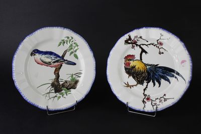 GIEN: Deux assiettes en faïence à décor de volatiles et bord… - Photo 1