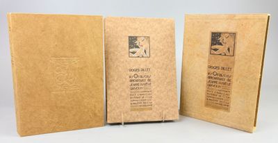 deux livres marron ouverts, posés l'un sur l'autre sur une table