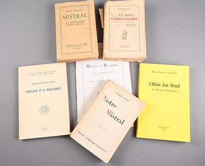 plusieurs livres sont empilés sur une table