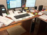 un bureau sur lequel sont posés deux écrans d'ordinateur et un clavier