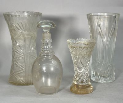 trois vases posés l'un à côté de l'autre sur une table