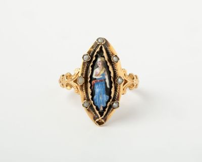 une bague en or sur laquelle est représentée une femme tenant un bébé dans ses bras
