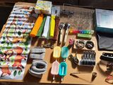 une table sur laquelle se trouvent de nombreux objets, notamment des ciseaux, du ruban adhésif, des ciseaux et d'autres objets