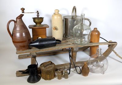 une étagère en bois sur laquelle sont posés de nombreux objets divers