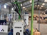 une machine qui se trouve à l'intérieur d'un bâtiment