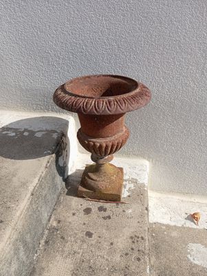 a small vase sitting on the steps of a building