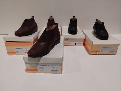 Plusieurs paires de chaussures sont exposées dans une vitrine.