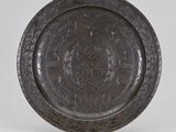 une image représentant une plaque métallique ornée d'un motif