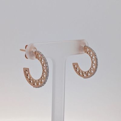gros plan d'une paire de boucles d'oreilles sur un support