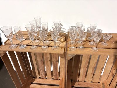 Lot de 19 verres en cristal taillé Modèles dépareillés tels …