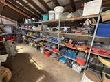 une pièce remplie de différents types d'outils