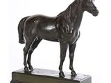 une statue de cheval posée sur un socle