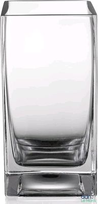 une image représentant un vase en verre transparent sur fond blanc