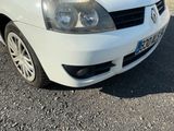 la photo d'une voiture blanche garée dans un parking