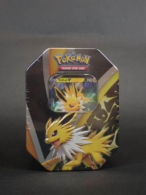 une boîte de cartes à collectionner Pokémon posée sur une table