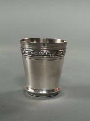 l'image d'une coupe en argent posée sur une table