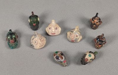 de nombreuses petites figurines de formes et de tailles variées posées sur une table