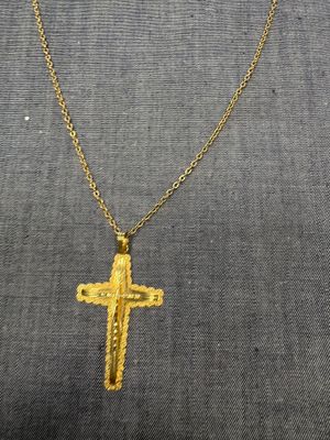 un pendentif en forme de croix en or, suspendu à une chaîne en or, sur un mannequin, un mannequin, un mannequin, un mannequin, un mannequin, un mannequin, un mannequin, un mannequin, un mannequin, un mannequin, un mannequin, un mannequin, un mannequin, un mannequin, un mannequin, un mannequin, un mannequin, un mannequin, un mannequin, un mannequin, un mannequin, un mannequin, un mannequin, un mannequin, un mannequin, un mannequin, un mannequin, un mannequin, un mannequin, un mannequin, un mannequin,