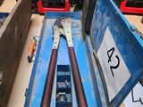 une boîte à outils posée sur une table, sur laquelle figure un numéro