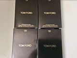 trois boîtes de parfum Tom Ford posées sur une table