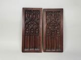 une paire de portes en bois sculpté sur un mur blanc