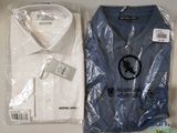une chemise blanche et une chemise bleue posées sur une table