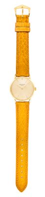 un gros plan d'une montre jaune sur fond blanc