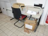 un bureau avec une imprimante et une chaise dans une pièce